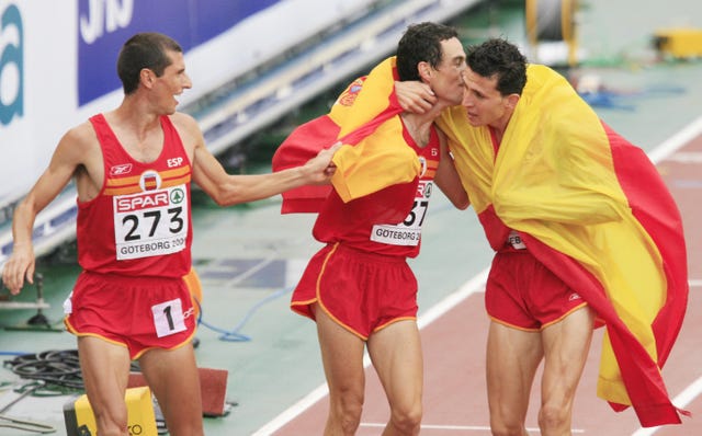 pablo villalobos, jesús españa y juan carlos higuero celebran las dos medallas conseguidas en los 5000m del europeo de goteborg 2006