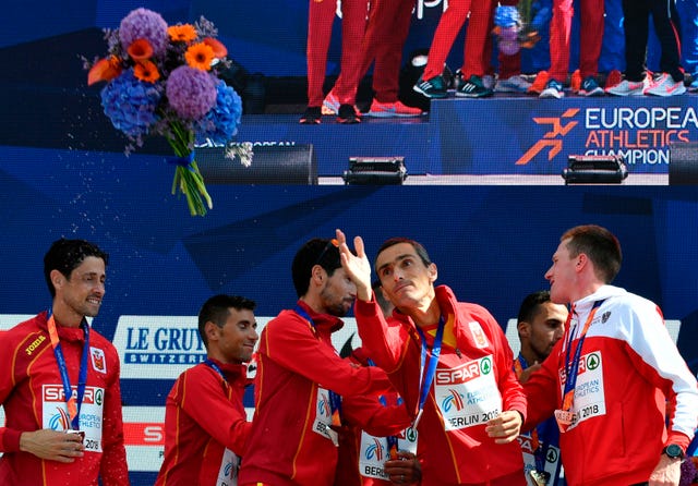 jesús españa lanza el ramo de flores en el podio del maratón por equipos del europeo de berlín 2018