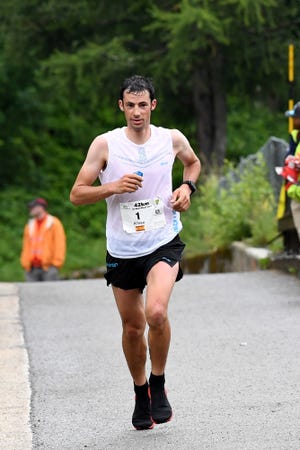 el corredor catalán kilian jornet corriendo en una carretera