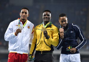 orlando ortega luce la medalla de plata en el podio de rio 2016