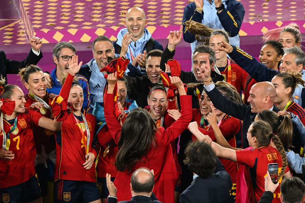 Mira a la Reina Letizia participar en las celebraciones cuando España gana la Copa del Mundo en un nuevo video