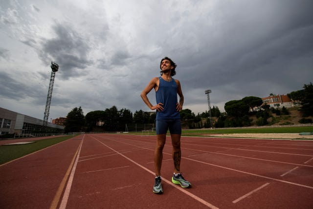 el atleta fernando carro posa para una foto con los brazos en jarras en el centro de alto rendimiento de madrid en el verano de 2020