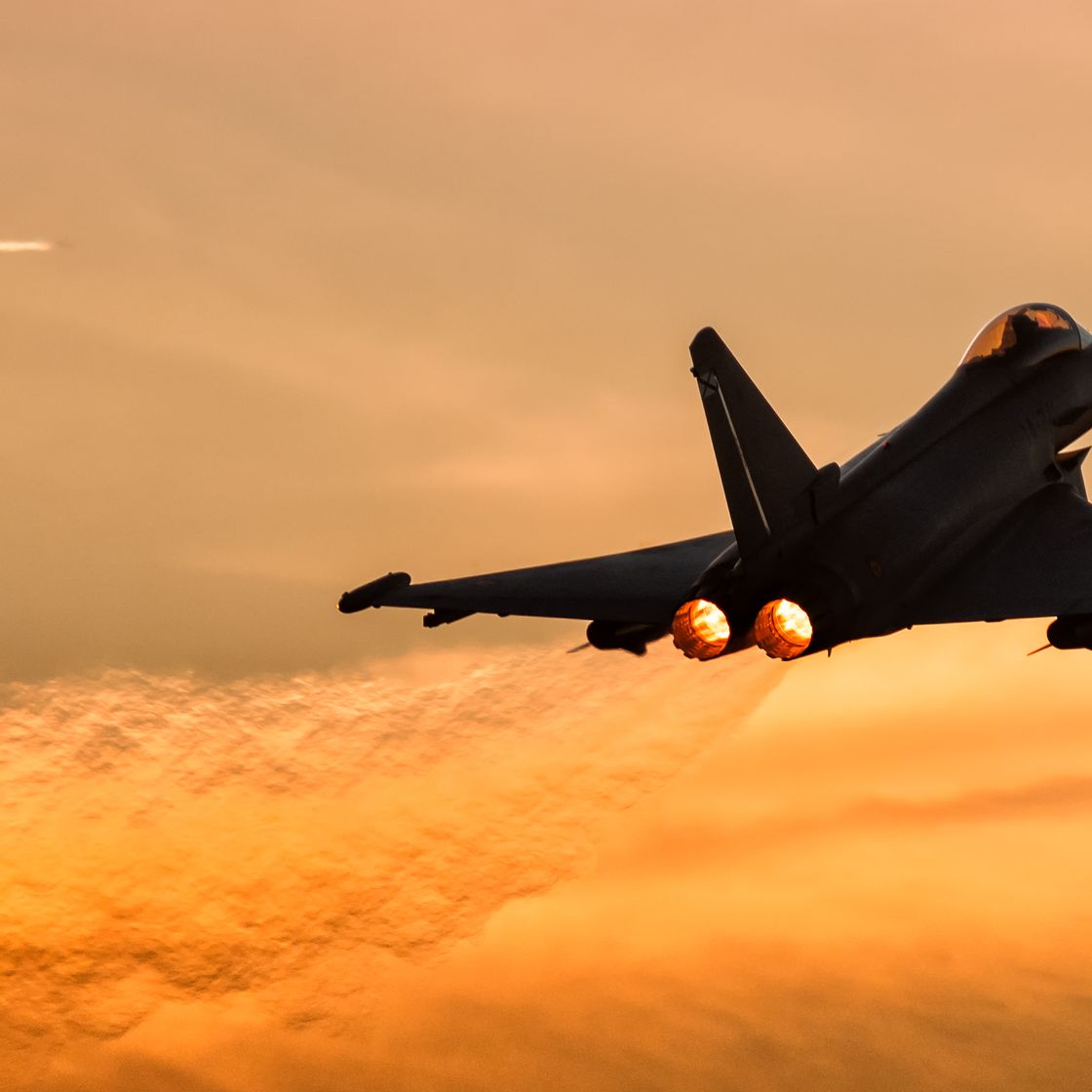 een spaanse air force eurofighter tegen een oranje achtergrond