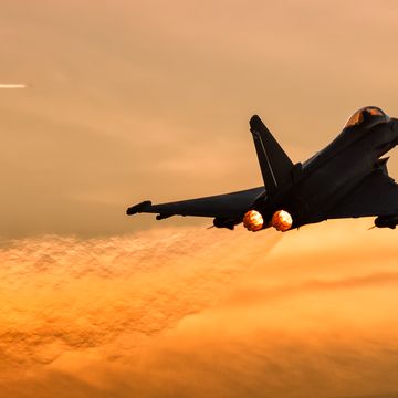 een spaanse air force eurofighter tegen een oranje achtergrond