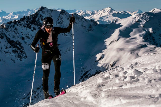 el corredor de ultrafondo y esquiador kilian jornet durante uno de sus ascensos a una montaña