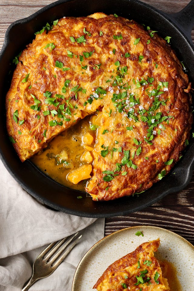 https://hips.hearstapps.com/hmg-prod/images/spanish-omelette-oven-chips-1650361249.jpg?crop=1xw:0.8333333333333334xh;center,top&resize=640:*