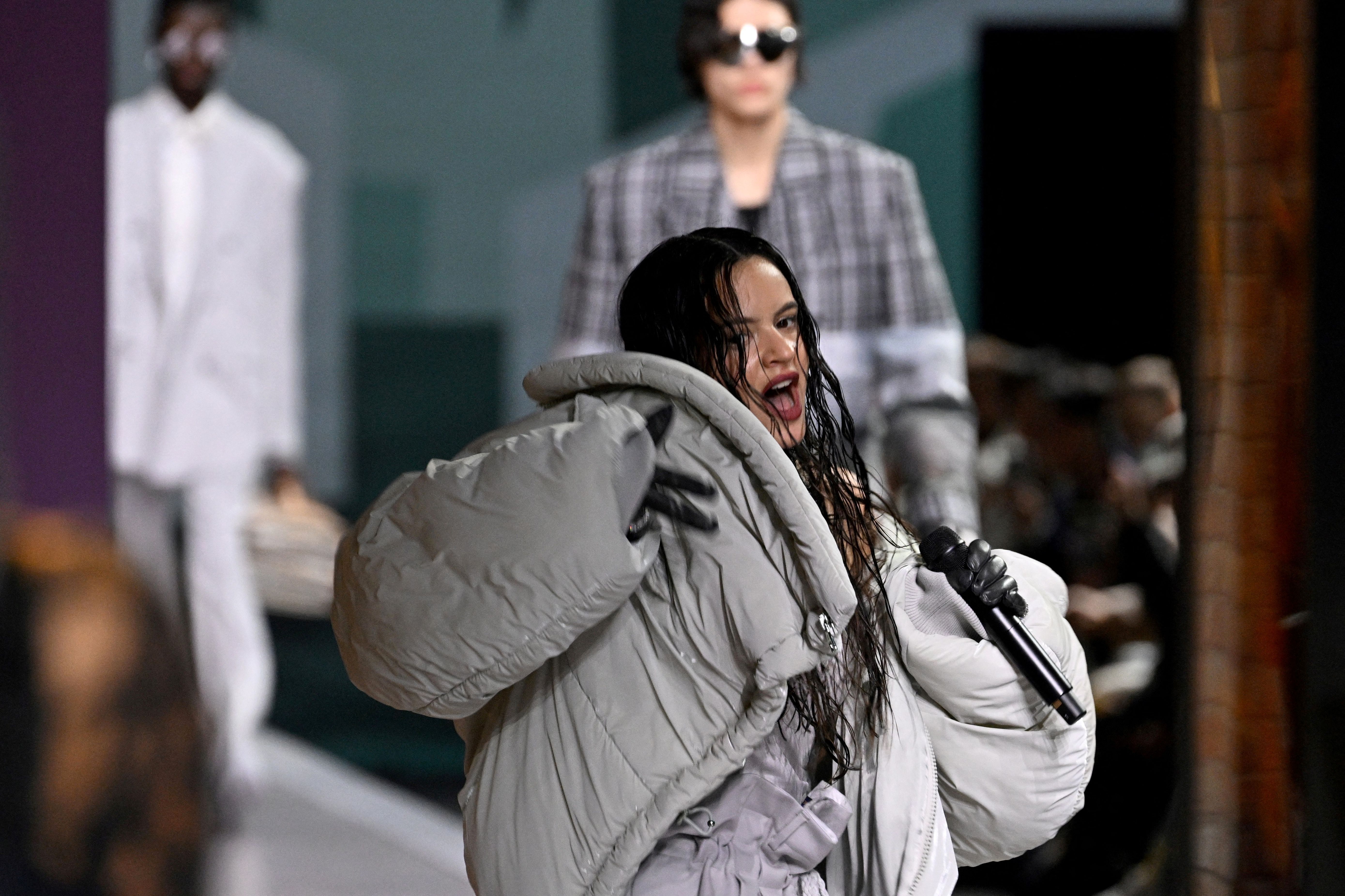Rosalía se roba el show en el desfile de Louis Vuitton en París con  espectacular actuación