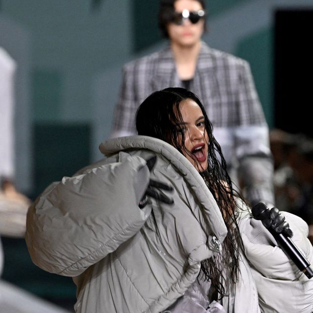 La Jornada: La cantante española Rosalía protagoniza desfile de moda  masculina de Louis Vuitton