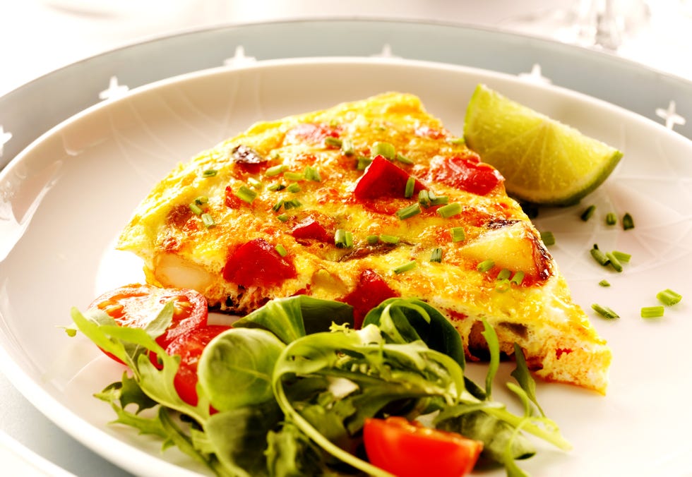 tortilla y ensalada con puré