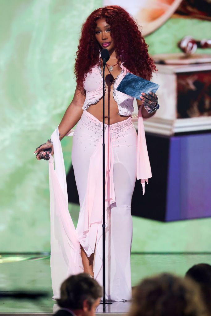 SZA Slips Into a Bubblegum Pink Dress for the 2025 Grammys