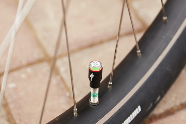 Tire inflation gauge indicator on the Specialized Roll