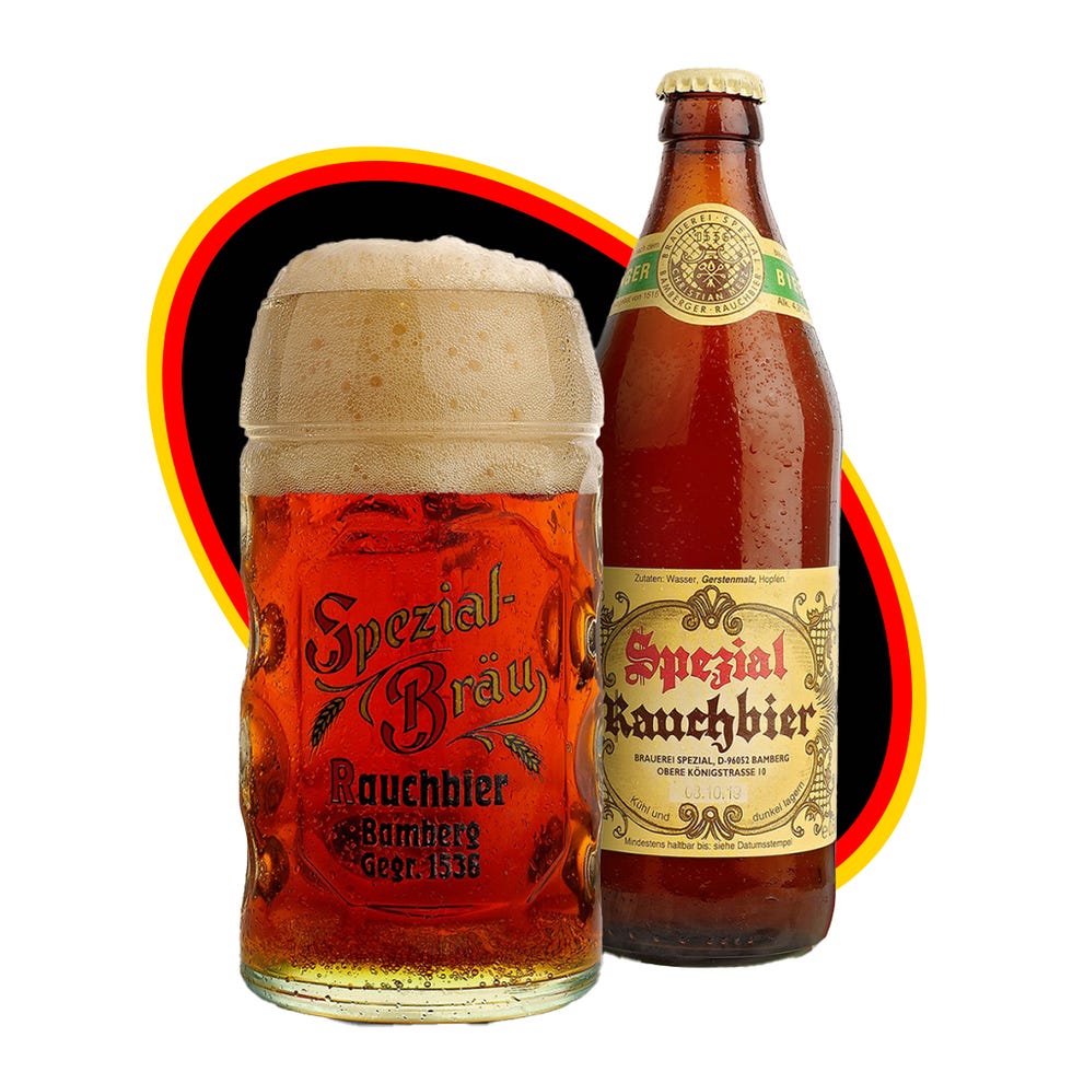 una taza y una botella de cerveza