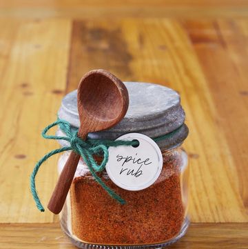 spice rub in a small mason jar with a small wooden spoon tied around the outside