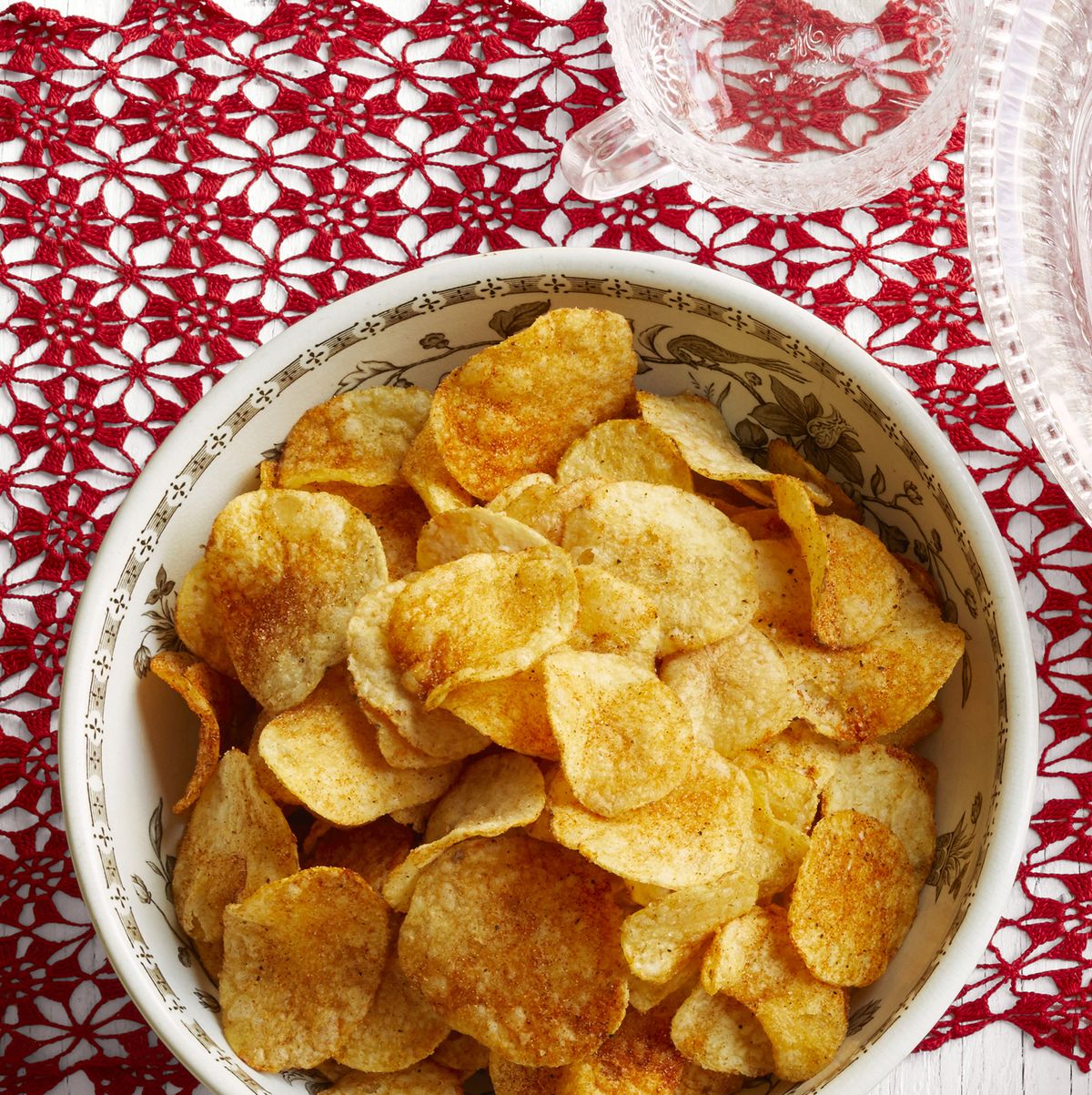 https://hips.hearstapps.com/hmg-prod/images/spiced-up-potato-chips-1601911089.jpg?crop=1.00xw:0.668xh;0,0.0987xh&resize=1200:*