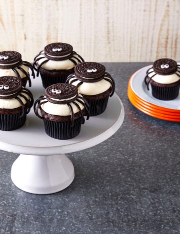 sandwich cookie spider cupcakes