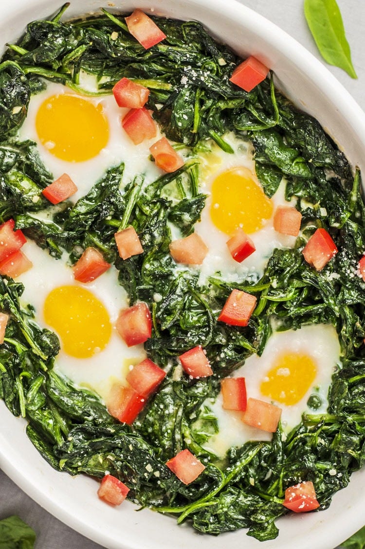 https://hips.hearstapps.com/hmg-prod/images/spinach-parmesan-baked-eggs-recipe7-1572542701.jpg?crop=1xw:0.9964570416297609xh;center,top&resize=980:*