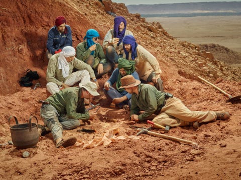 De belangrijkste leden van het team verzamelen zich rond een pas blootgelegd Spinosaurusbot Van linksboven naar rechtsonder Ayoub Amane student aan de Universit Hassan II Gabriele Bindellini studente aan de Universit degli Studi di Milano en expert in fotogrammetrie wetenschappelijk illustrator Marco Auditore onafhankelijk paleontoloog Simone Maganuco de ervaren opgraver en chauffeur Mbarek Fouadassi paleontoloog Nizar Ibrahim van de University of Detroit in Mercy paleontoloog Cristiano Dal Sasso van het Museo civico di storia naturale di Milano en paleontoloog Samir Zouhri van de Universit Hassan II in Casablanca