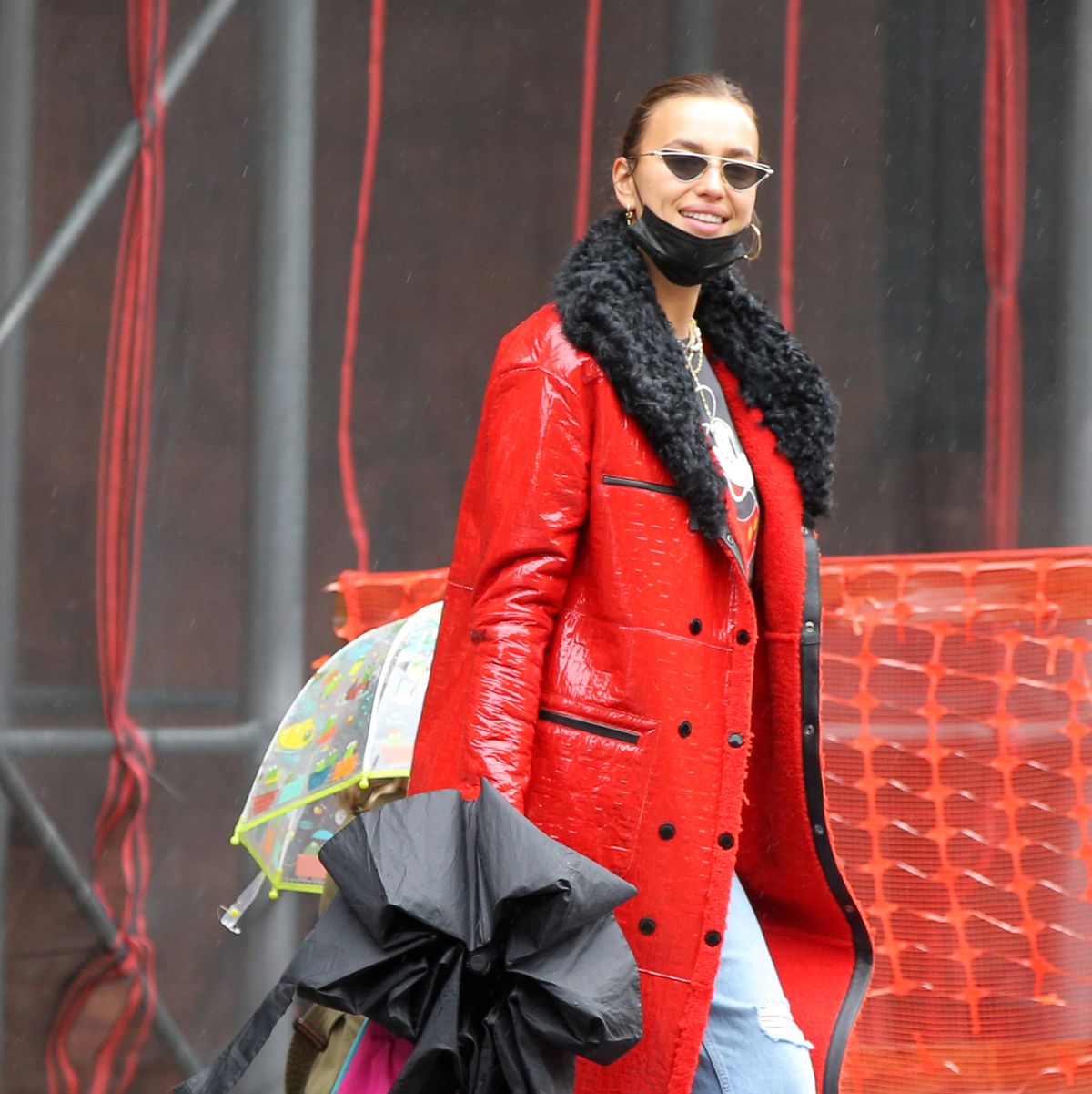 Get Model Irina Shayk's look, with DYLON Rosewood Red fabric dye!
