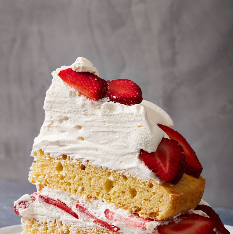 sponge cake with whipped cream and strawberries