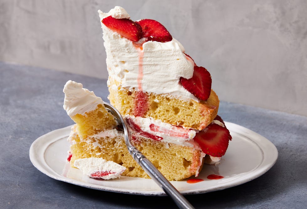 sponge cake with whipped cream and strawberries