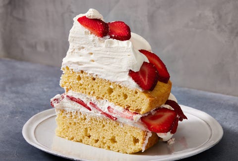 sponge cake with whipped cream and strawberries