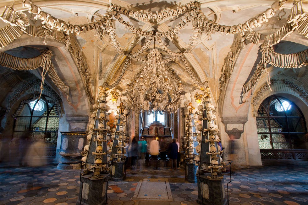 Sedlec Ossuary, Czech Republic KNEKELHUIS VAN SEDLEC TSJECHISCHE REPUBLIEK Het knekelhuis ossuarium van Sedlec behoort tot de meest bezochte bestemmingen van de Tsjechische Republiek en bevat de stoffelijke resten van zon 70000 mensen Veel botten zijn gebruikt voor de bewerkelijke decoraties in het interieur van de kerk