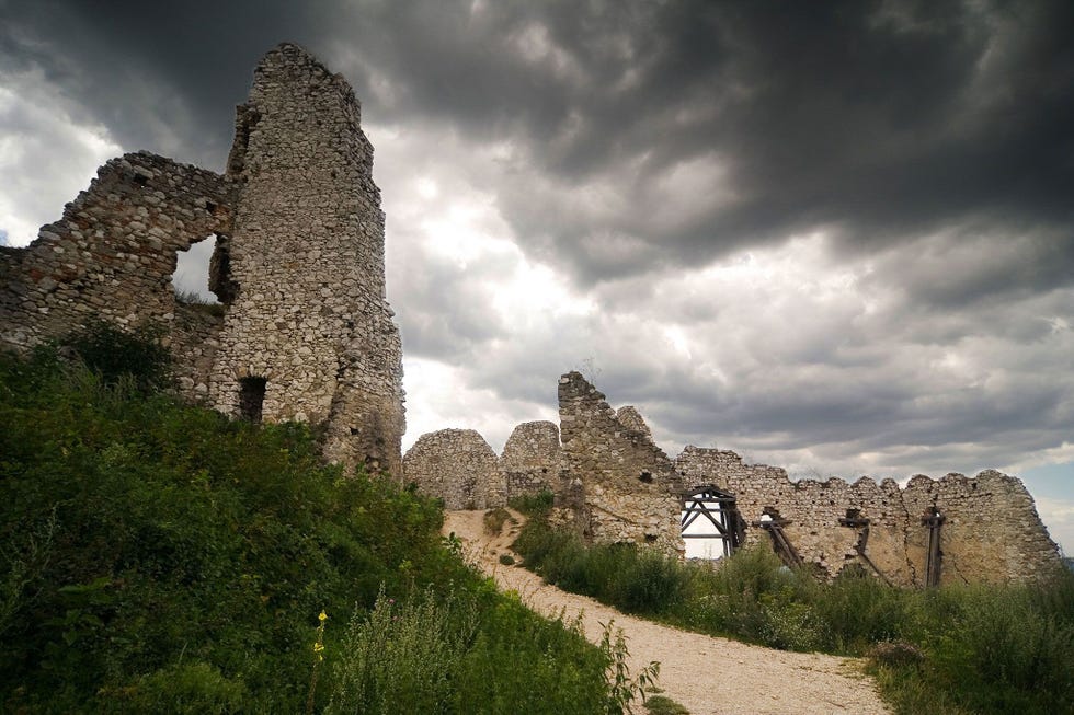 BURCHT ACHTICE SLOVAKIJE  Het slot was een van de locaties die werden gebruikt in de horrorfilm Nosferatu maar het verhaal van de burcht gaat verder dan dat want binnen zijn nu vervallen muren woonde ooit gravin Elizabeth Bthory  mogelijk de ergste vrouwelijke seriemoordenaar uit de geschiedenis