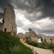 1. ČACHTICE CASTLE BURCHT VAN ACHTICEDit kasteel was een van de locaties die werden gebruikt voor de klassieke horrorfilm Nosferatu maar het griezelverhaal eindigt niet bij de film Binnen de inmiddels vervallen muren van het gebouw woonde ooit gravin Elizabeth Bthory misschien wel een van de actiefste vrouwelijke seriemoordenaars ooit