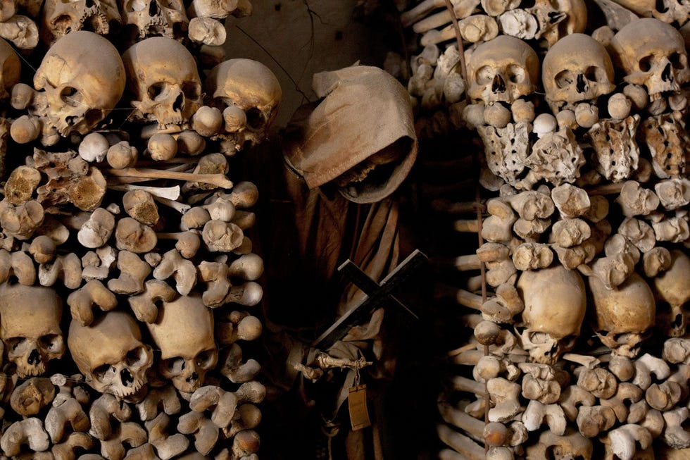 CATACOMBE DEI CAPPUCCINI ITALIIn deze catacomben onder een Siciliaans klooster liggen de mummies van ruim tweeduizend personen begraven Velen hebben kleding aan die aangeeft welke positie de overledene tijdens zijn of haar leven had De catacomben waren ooit voorbestemd voor alleen kerkelijke functionarissen maar later werden ook de adel en rijke donoren erin toegelaten onder wie de jonge Rosalia Lombardo Vanwege haar perfect bewaard gebleven stoffelijke resten wordt zij de Schone Slaapster genoemd