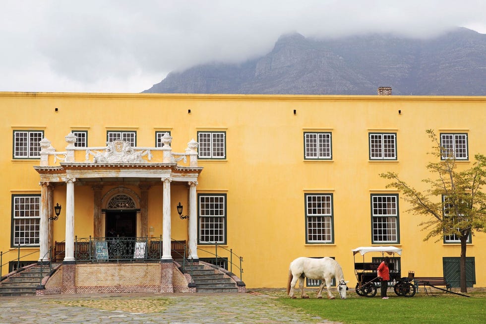 9. CASTLE OF GOOD HOPE, SOUTH AFRICA KASTEEL DE GOEDE HOOP ZUIDAFRIKADit vijfhoekige fort dat in de zeventiende eeuw door Nederlandse kolonisten werd gebouwd bood ooit onderdak aan het bestuur en het leger Het gebouw was ook het toneel van wrede bestraffingen en executies een duister verleden dat tot veel meldingen van geestverschijningen heeft geleid