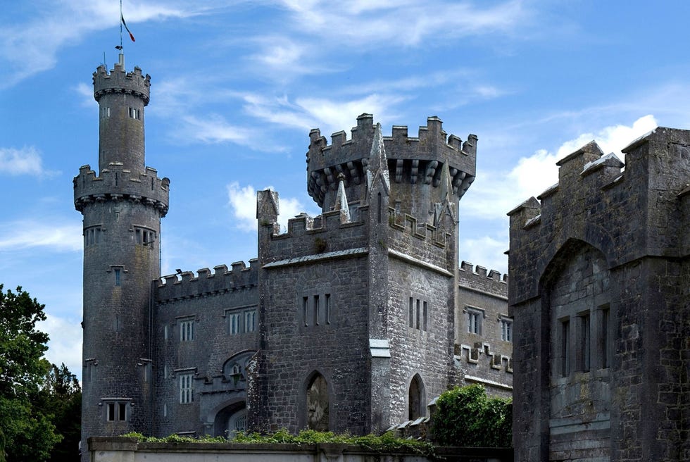 CHARLEVILLE CASTLE IERLANDHet fraaie ontwerp van deze bestemming verdoezelt de ware aard van het gebouw Het kasteel wordt door veel mensen gezien als een van de meest door geesten bezochte plekken van Europa Binnen de muren zouden meerdere verschijningen rondwaren waaronder die van het meisje Harriet die bij een tragisch ongeluk op een van de trappen van het kasteel om het leven kwam