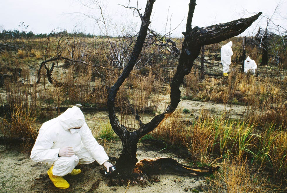 SPOOKSTAD TSJERNOBYL OEKRANE  Als de plek waar zich een van de zwaarste nucleaire rampen in de geschiedenis heeft afgespeeld bieden de verlaten wijken van Tsjernobyl een spookachtig beeld van alledaags leven dat plotseling is afgebroken Vanwege het lage stralingsniveau dat nog aanwezig is mogen bezoekers de plek alleen via vaststaande routes en met een gids bekijken terwijl grote delen van het spergebied niet toegankelijk zijn en door de natuur worden heroverd
