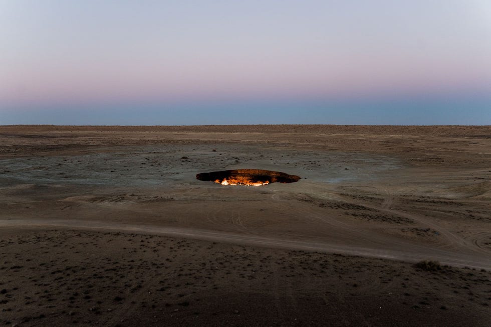 Door to Hell, Turkmenistan HELLEPOORT TURKMENISTAN Ook de nietingewijde bezoeker zou dit gapende gat gevuld met vlammen gemakkelijk kunnen aanzien voor de toegang tot de onderwereld Hoewel onbekend is waardoor de kuil is ontstaan is hij door wetenschappers bewust in brand gestoken om de gevaarlijke dampen die eruit opstijgen af te fakkelen