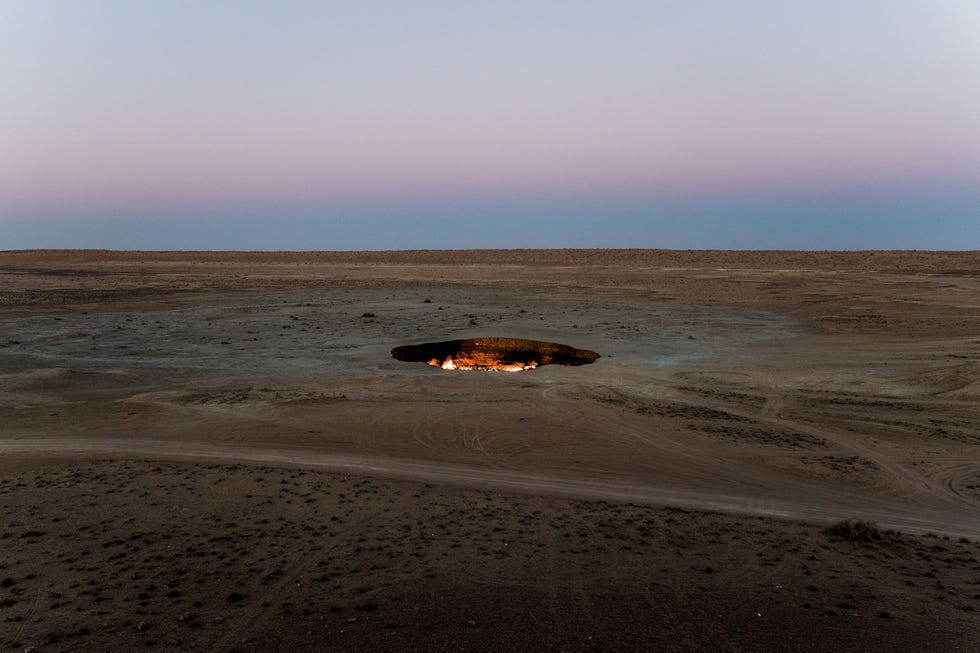 2. DOOR TO HELL, TURKMENISTAN HELLEPOORT TURKMENISTANVoor een nietingewijde zou dit gapende gat met vlammen makkelijk kunnen doorgaan voor een poort naar de onderwereld Het is onbekend hoe de opening is ontstaan maar het vuur werd met opzet aangestoken door wetenschappers om de giftige dampen die eruit opstijgen af te fakkelen