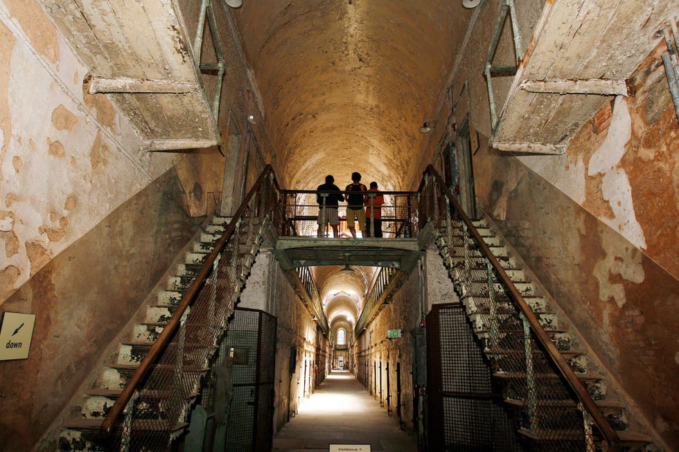 EASTERN STATE PENITENTIARY VS  Met zijn troosteloze cellenblokken en vervallen gangen wordt het in 1971 gesloten gevangeniscomplex in Philadelphia beschouwd als een van de plekken in de VS die het meest door geesten wordt bezocht Op basis van deze beruchte reputatie wordt het complex elke herfst tot spookhuis omgetoverd