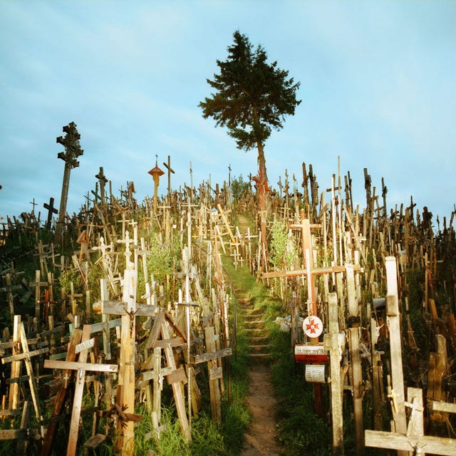 Hill of Crosses, Lithuania HEUVEL DER KRUISEN LITOUWEN Hoewel de oorsprong van de plek een raadsel is zijn op deze heuvel in de loop van bijna twee eeuwen duizenden kruisen en andere religieuze tekens geplaatst