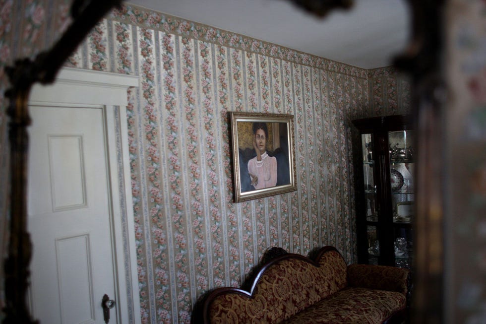 Lizzie Borden House, United States LIZZIE BORDEN HOUSE VS In augustus 1892 werden de lijken van Andrew en Abby Borden in dit huis in Massachusetts gevonden Hoewel hun dochter Lizzie als belangrijkste verdachte voor de moord gold werd ze later vrijgesproken en werd niemand ooit voor de dood van het echtpaar aangeklaagd Het huis is tot op heden een bed breakfast waarin gasten met een sterke maag in dezelfde kamers kunnen slapen waar de Bordens hun laatste adem uitbliezen