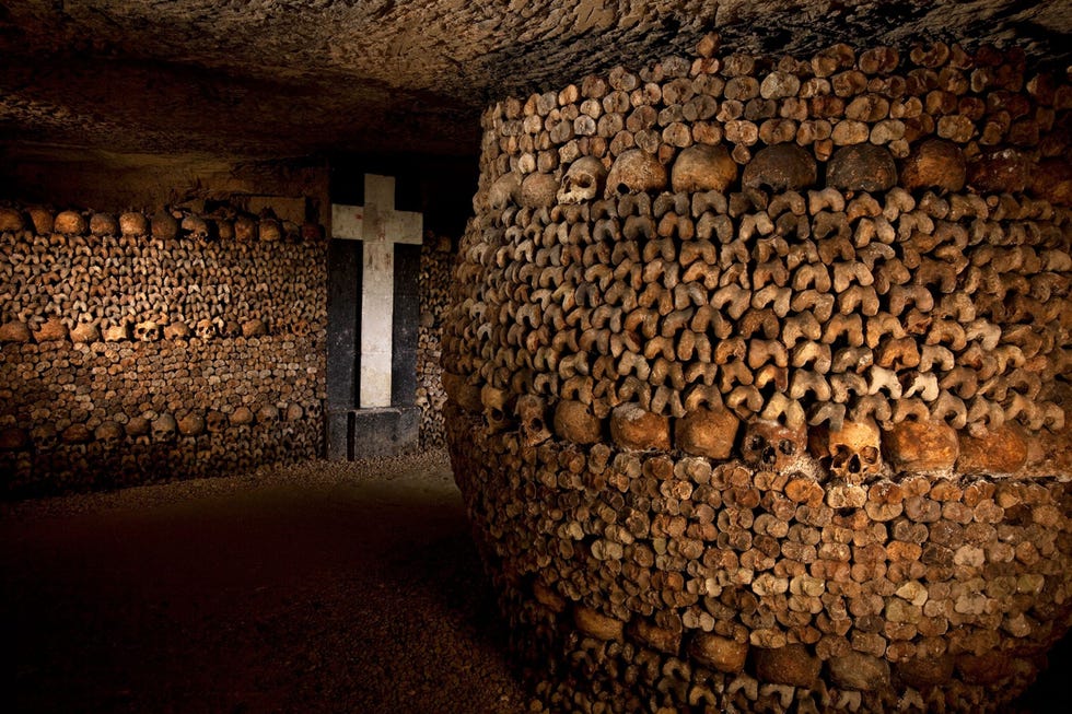 3. PARIS CATACOMBS, FRANCE CATACOMBEN VAN PARIJS FRANKRIJKDe spelonkachtige tunnels onder de Franse hoofdstad werden aangelegd om de overvolle begraafplaatsen te ontlasten Nu liggen er de beenderen van ruim zes miljoen mensen Veel van deze stoffelijke resten zijn in kunstige patronen opgestapeld en zijn te bekijken door reizigers die de onderwereld van Parijs willen ontdekken