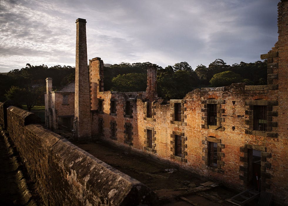 7. PORT ARTHUR, AUSTRALIA PORT ARTHUR AUSTRALIDe gevangenis van Port Arthur werd in 1877 gesloten Met zijn kapel wachttoren en massagraven van voormalige gevangenen vormt dit gebouw op het pittoreske Tasman Peninsula echter een grimmige herinnering aan Australis duistere verleden als strafkolonie van het Britse Rijk