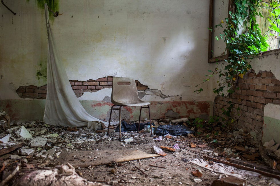 Poveglia, Italy POVEGLIA ITALI Het gebouw op het Italiaanse eilandje werd ruim een eeuw lang gebruikt om slachtoffers van de pest en andere infecties in quarantaine te houden en werd later een psychiatrisch ziekenhuis Sinds de sluiting van de instelling in 1968 is het eilandje onbewoond en hebben de getormenteerde zielen die hier zouden rondwaren het rijk alleen