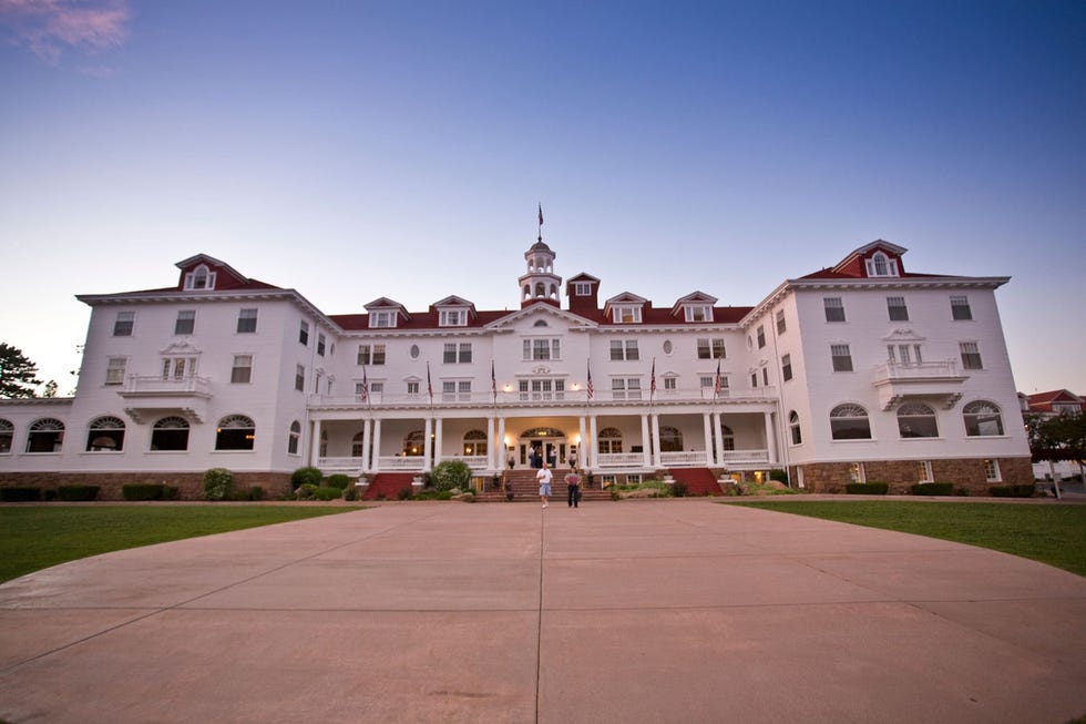 14. STANLEY HOTEL, UNITED STATES STANLEY HOTEL VERENIGDE STATENDit 142 kamers tellende hotel in Estes Park in Colorado was de inspiratiebron voor Stephen Kings horrorroman The Shining en heeft een naam op het gebied van paranormale verschijnselen Bezoekers die hier durven te overnachten kunnen ook meegaan met een rondleiding door het hotel naar plekken waar veel paranormale activiteit zou zijn