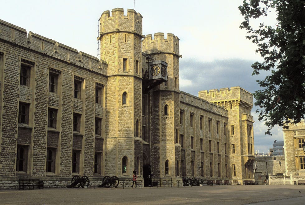 TOWER OF LONDON ENGELANDHet voormalige paleis is een van de bekendste historische plekken van Londen en deed lange tijd dienst als een van de meest beruchte gevangenissen van het land Hier werden talloze mensen ter dood gebracht onder wie twee van de echtgenotes van Hendrik VIII Ook nu nog maken bezoekers melding van allerlei geestverschijningen die in de ruimten van de Tower zouden verblijven