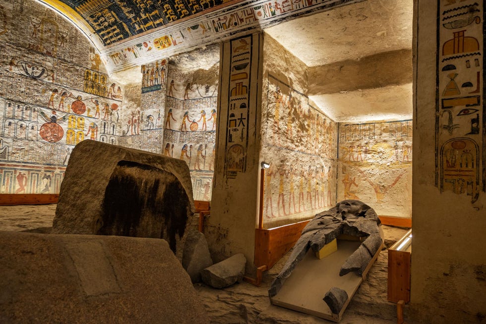 12. VALLEY OF THE KINGS, EGYPT VALLEI DER KONINGEN EGYPTEDe vallei was gedurende lange tijd de begraafplaats voor de hoogste adel van het oude Egypte In het gebied zijn tot nu toe minstens 63 graven gevonden waaronder die van Toetanchamon De vroegtijdige dood van verschillende ontdekkers van deze tombe wordt door sommigen toegeschreven aan de Vloek van de farao
