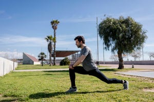 deportista estirando las piernas al aire libre