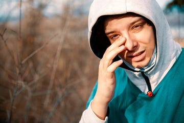 sportsman have allergic reaction and sensitive eyes while jogging