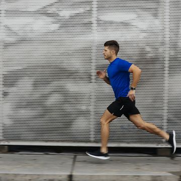 hombre corriendo rápidamente por la calle