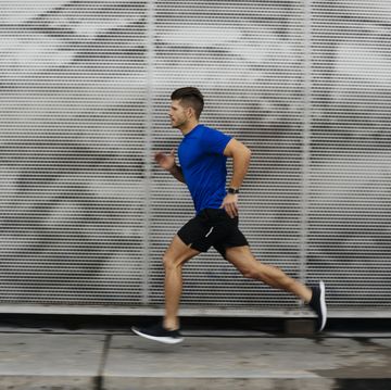 hombre corriendo rápidamente por la calle