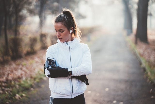 vrouw loop hard met app en telefoon in het park