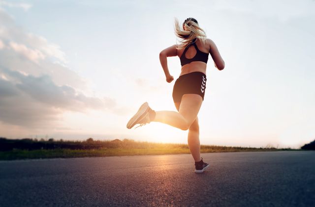 donna che corre al tramonto