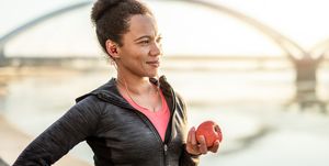 een vrouw eet een appel na het sporter